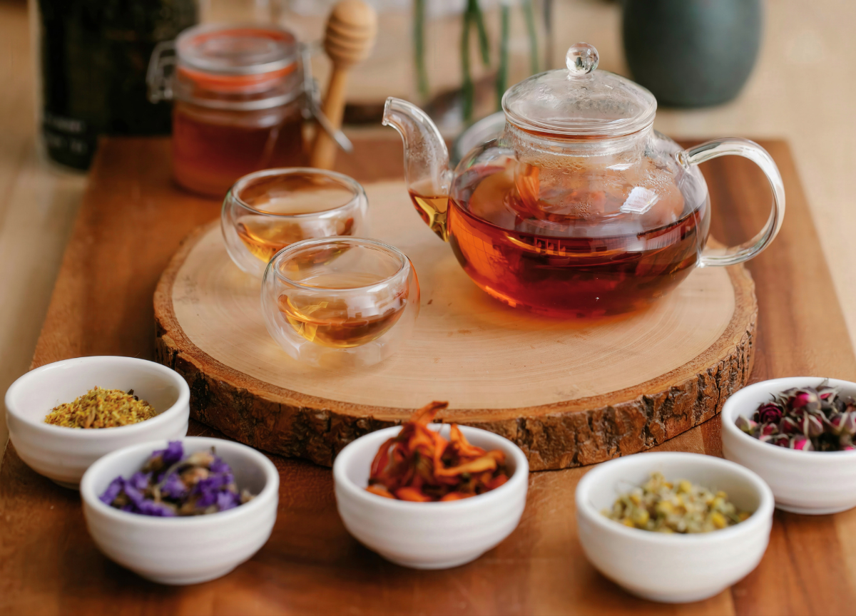 Herbal tea in teapot with dried herbs - best herbal tea for weight loss