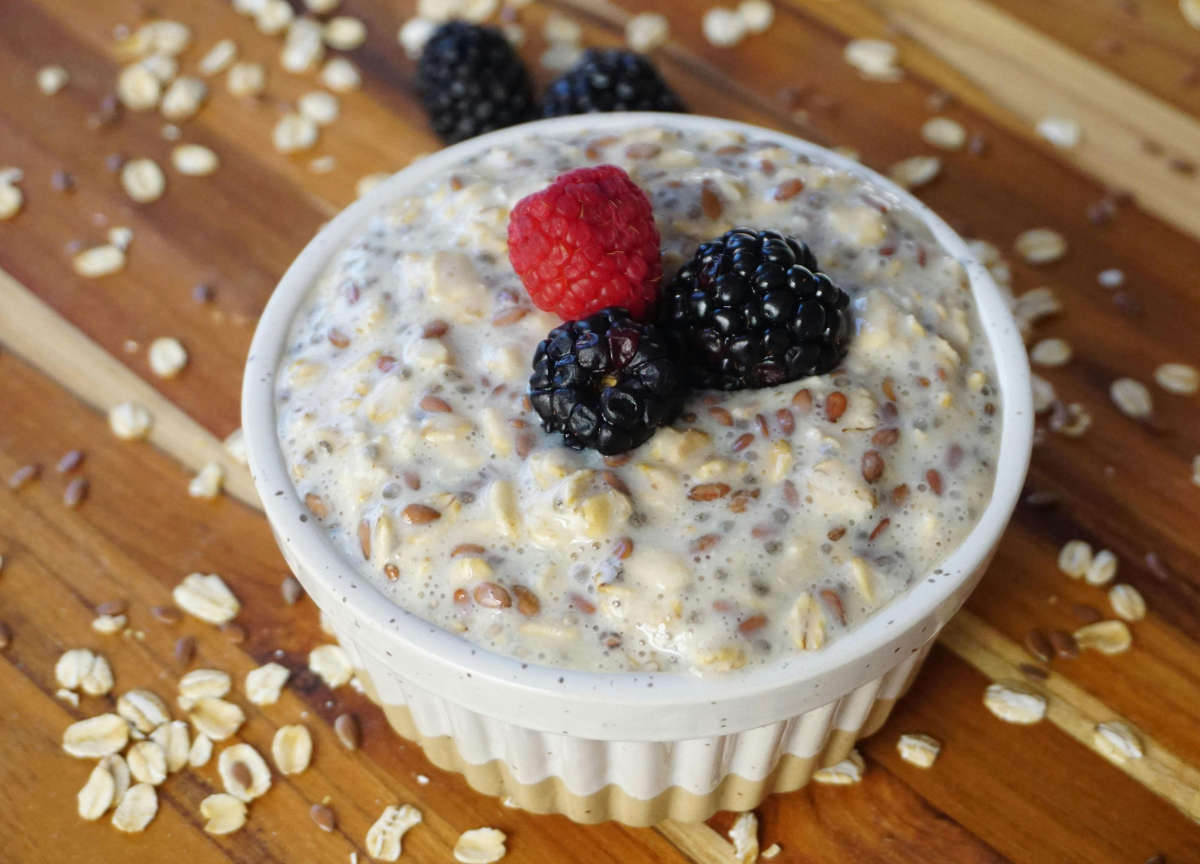 Bowl of oatmeal with berries - is oatmeal good for weight loss